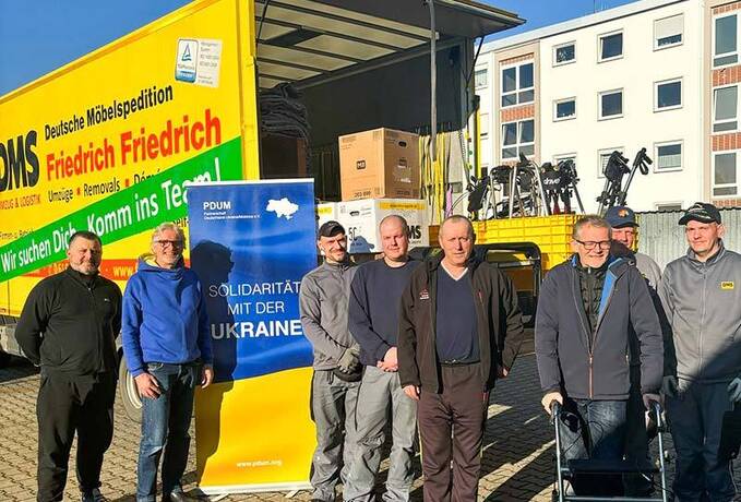 Team vor LKW mit Hilfsgütern
