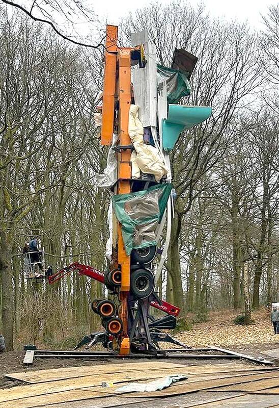 Montage der Buggenhout-Skulptur