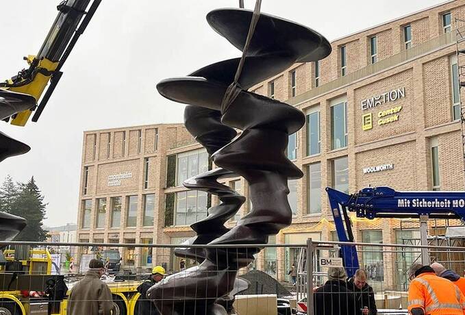 Skulptur hängt an Kran