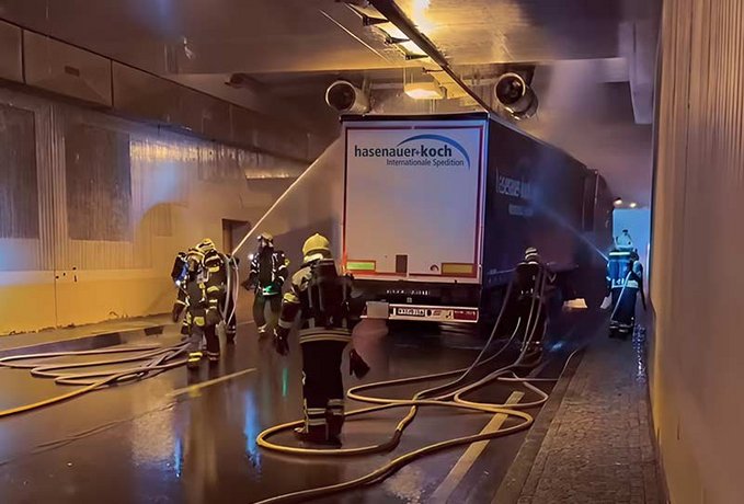 Feuerwehr-Leute bei Löschübung am LKW