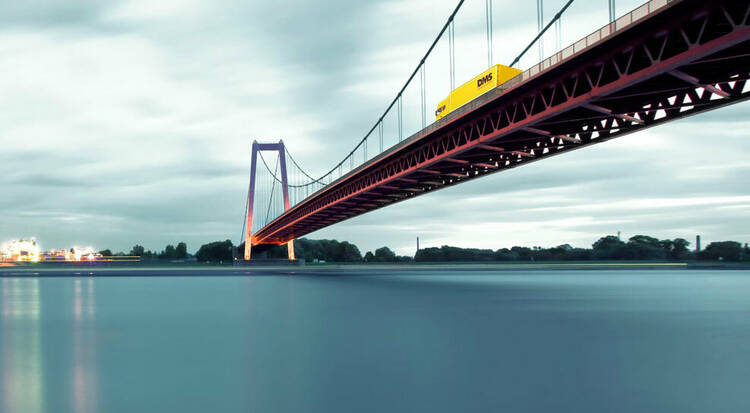 LKW fährt auf Brücke