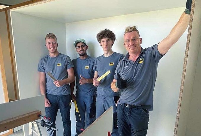 Vier Mitarbeiter beim Bau der Self Storage Kabine