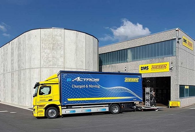Elektro-Actros vor Räderlager von DMS Niesen