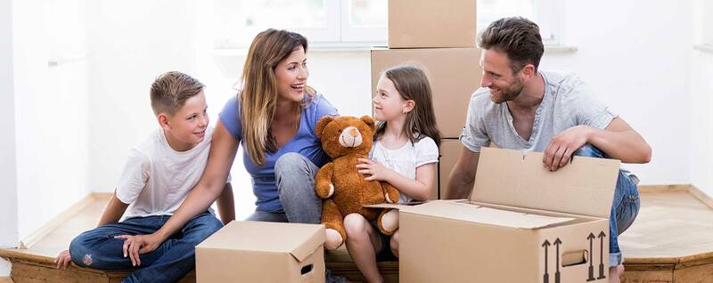 Familie mit Umzugskartons
