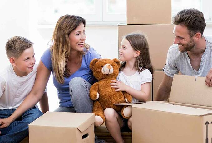 Familie mit Umzugskartons