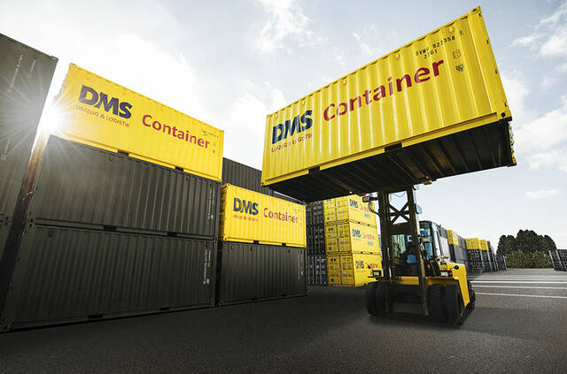 Container auf Stapler