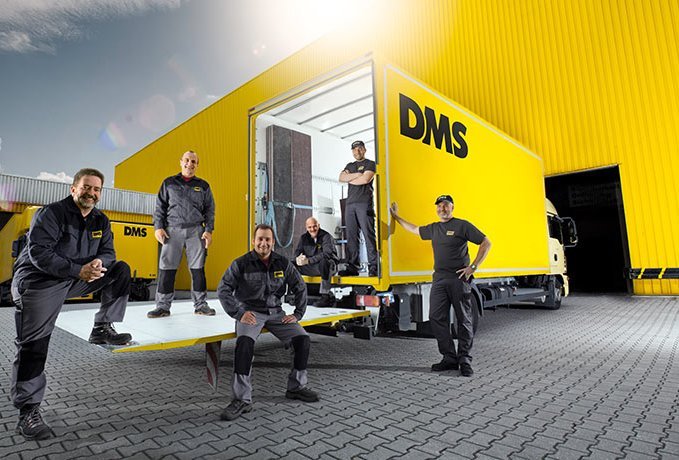 Gruppe Umzugsprofis vor LKW