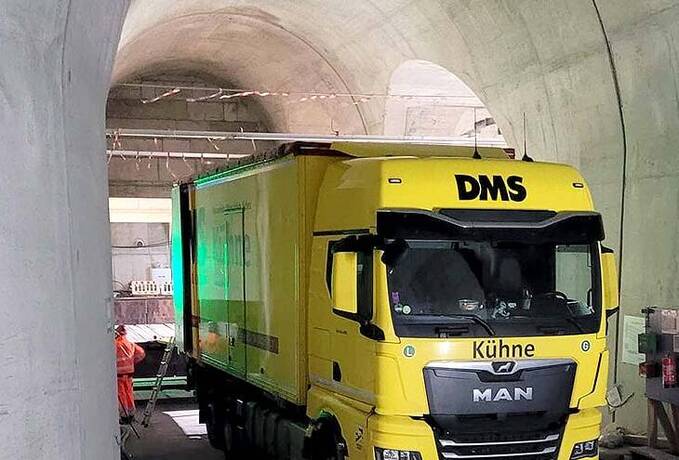 LKW im Bahnhofstunnel