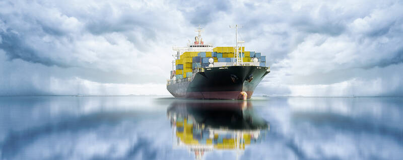 Containerschiff auf dem Meer