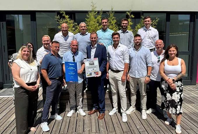 Niesen-Team mit Containex-Mitarbeitern