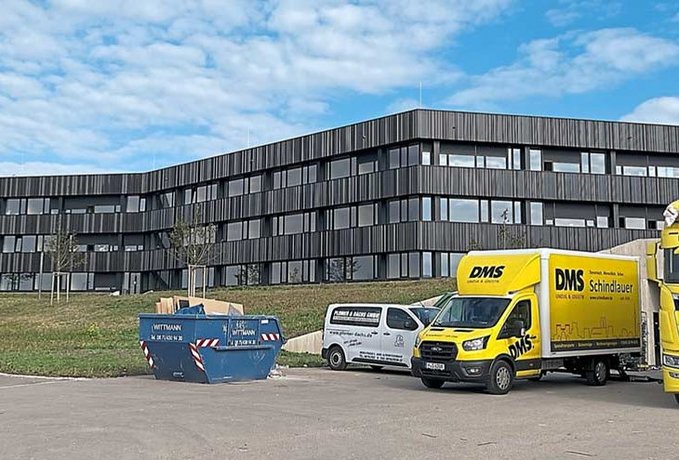 Möbeltransporter vor neuem Gebäude 