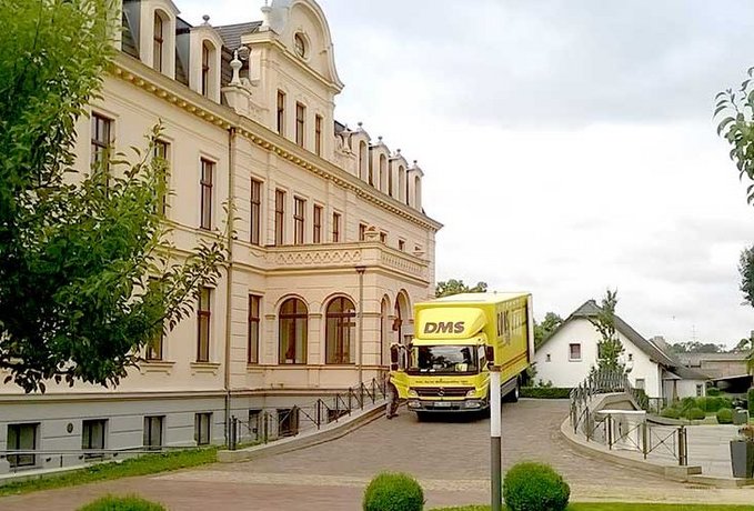 LKW vor Schloss Ribbeck
