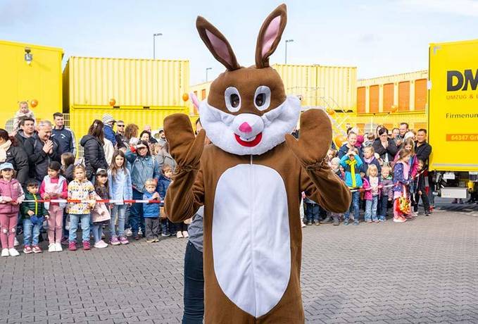 Osterhase im Kostüm