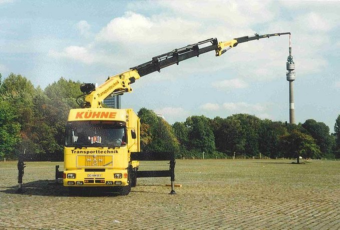 Historisches Foto: Ein LKW mit Kranarm am Dortmunder Fernsehturm