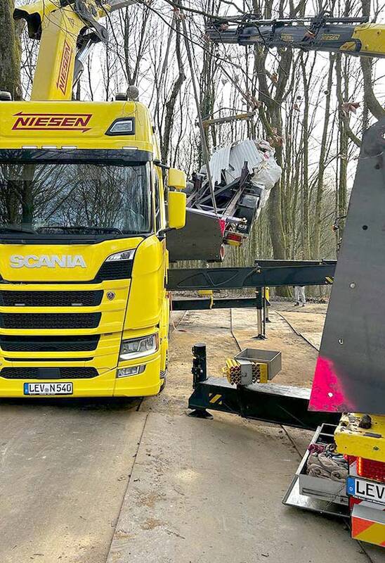 Montage der Buggenhout-Skulptur