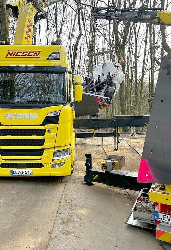 Montage der Buggenhout-Skulptur