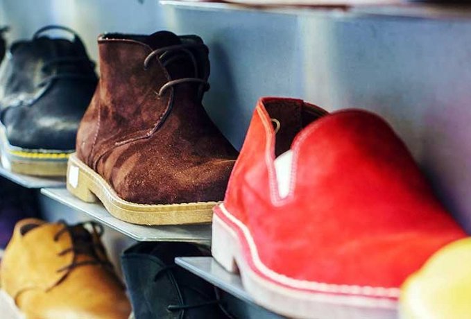 Schuhe in Regal