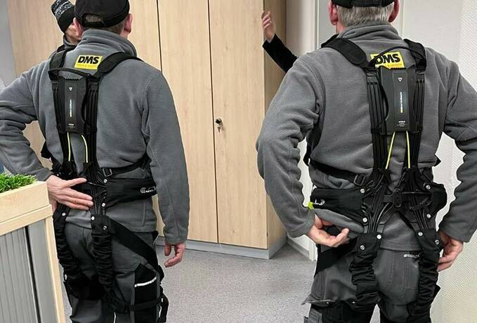 Mitarbeiter mit Exoskelett