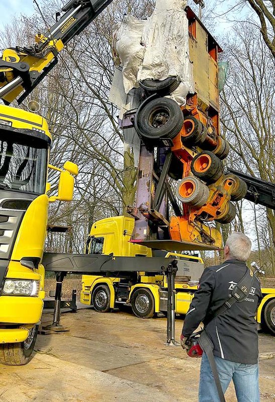 Montage der Buggenhout-Skulptur