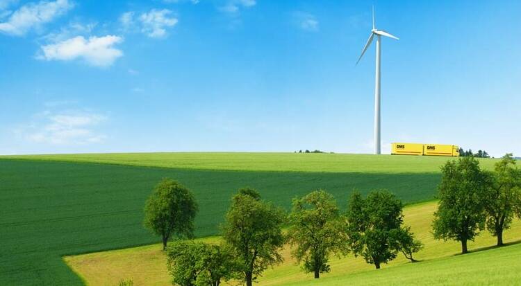 LKW vor Windrad auf Straße