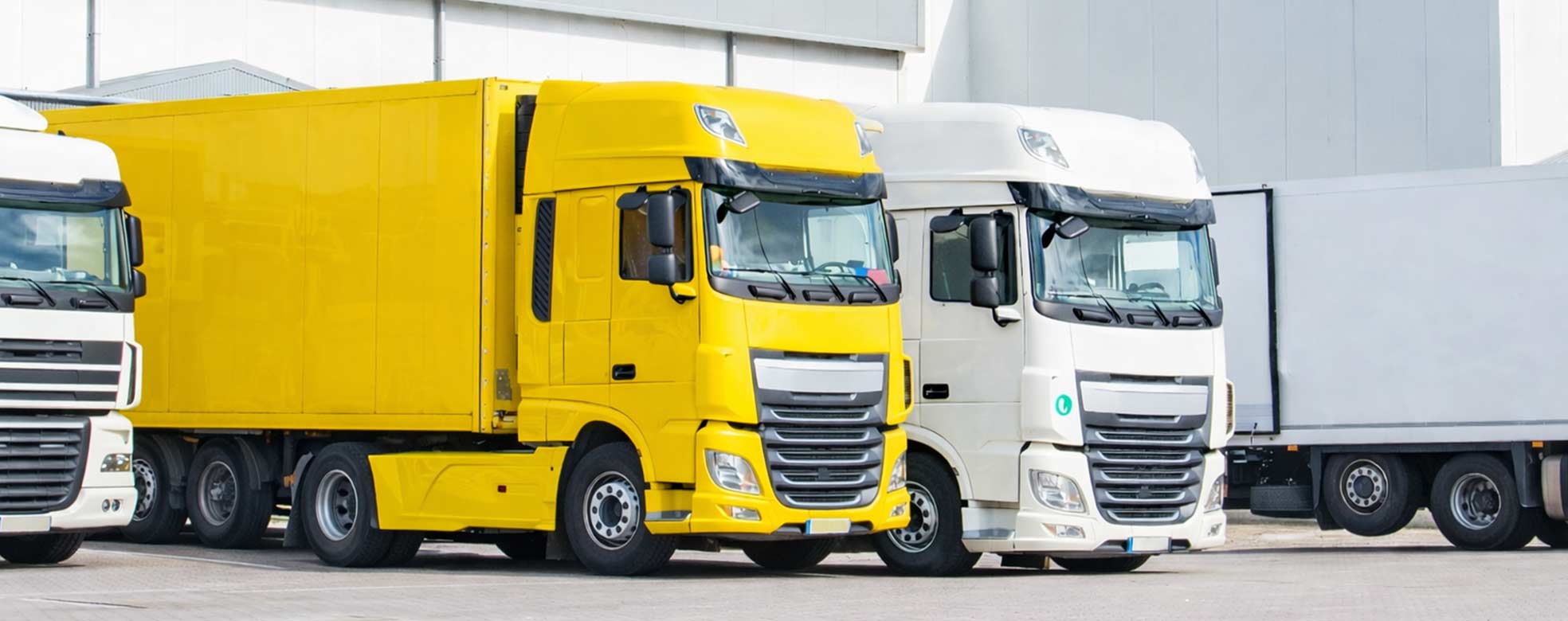 LKW vor Lagerhalle