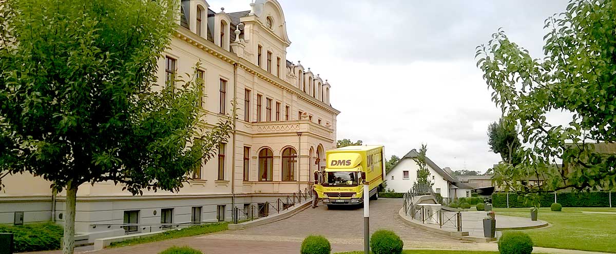 Möbeltransporter vor Schloss Ribbeck