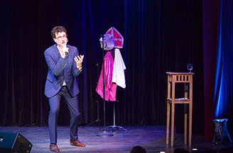 Kabarettist im Senftöpfchen Kabarettist im Senftöpfchen