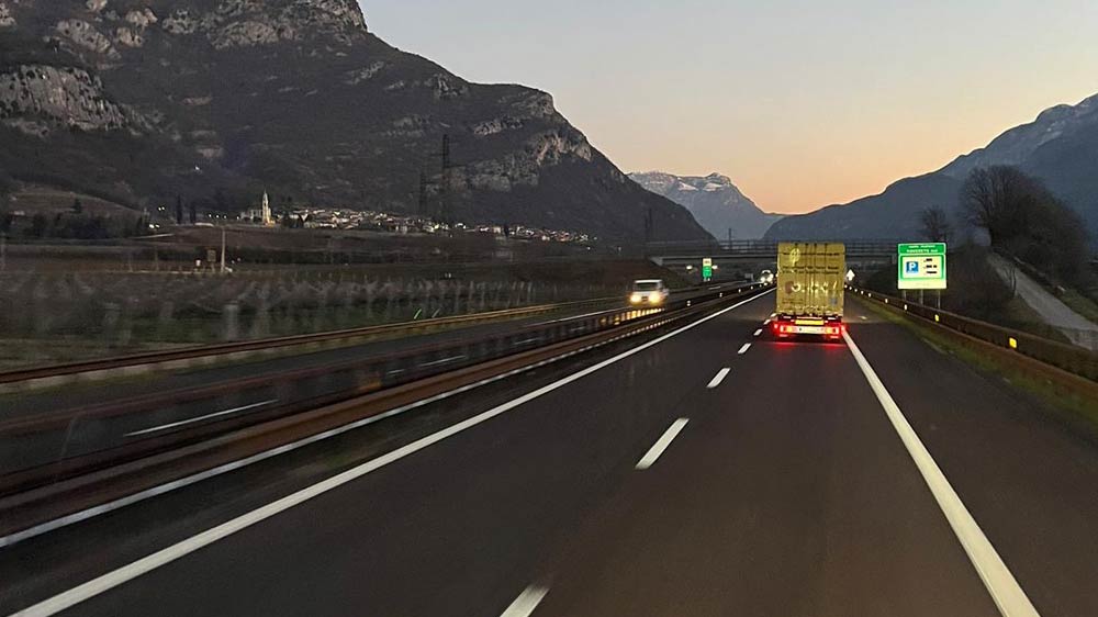 Fahrt auf Autobahn
