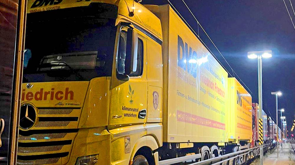 LKW auf Zug