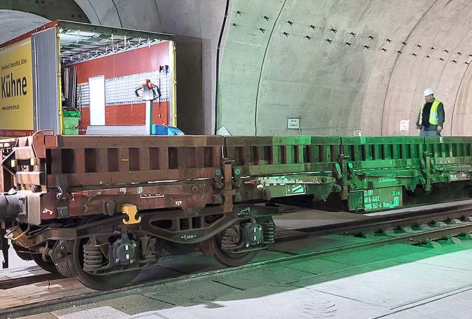 LKW vor Waggon