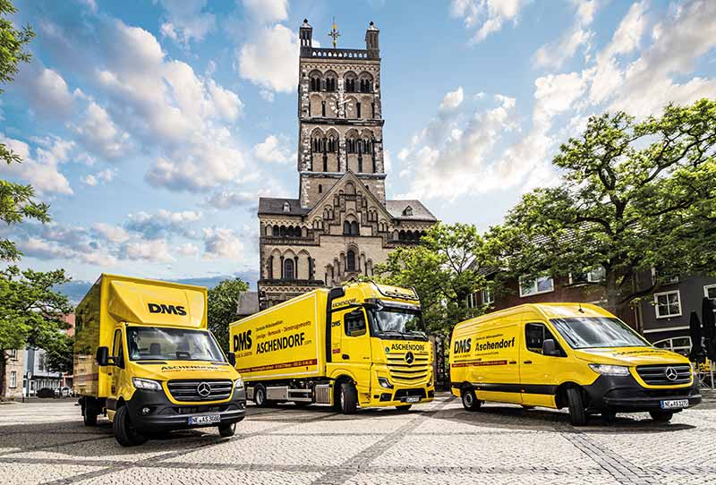 LKWs von Aschendorf vor Qurinus-Münster in Neuss