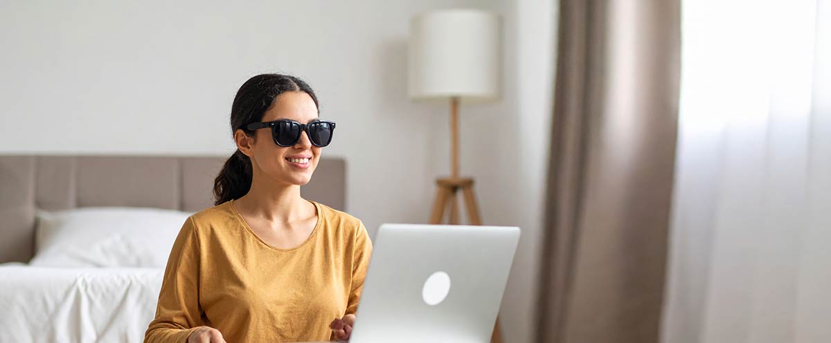 blinde Frau am Computer