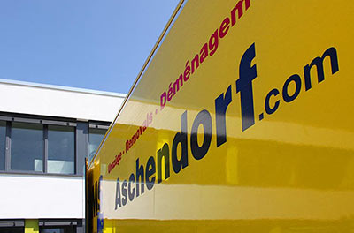 LKW vor Bürohaus