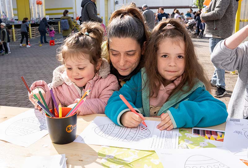 Zwei Kinder malen ein Bild