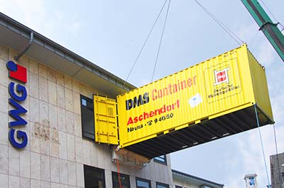 Container an Fassade