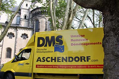 Sprinter-Lkw vor Kirche in Neuss