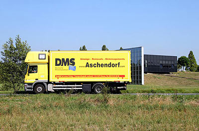 Möbeltransporter auf Landstra0e