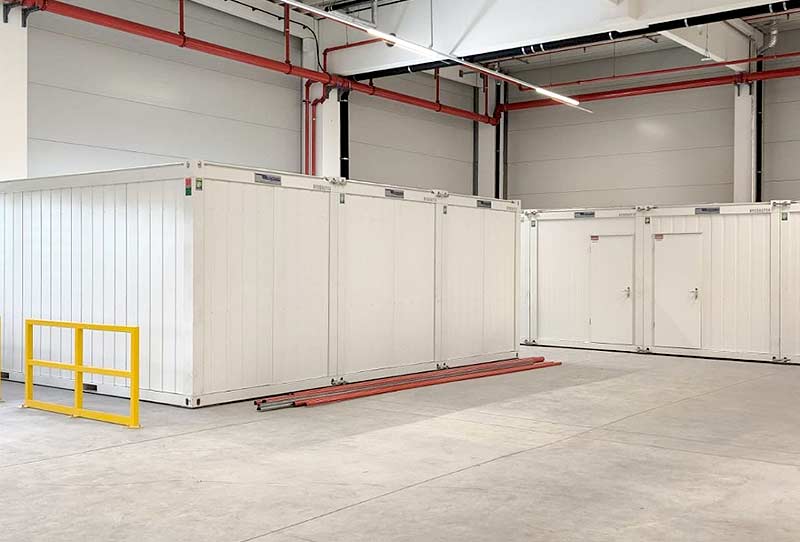 Weiße Containeranlage in Halle