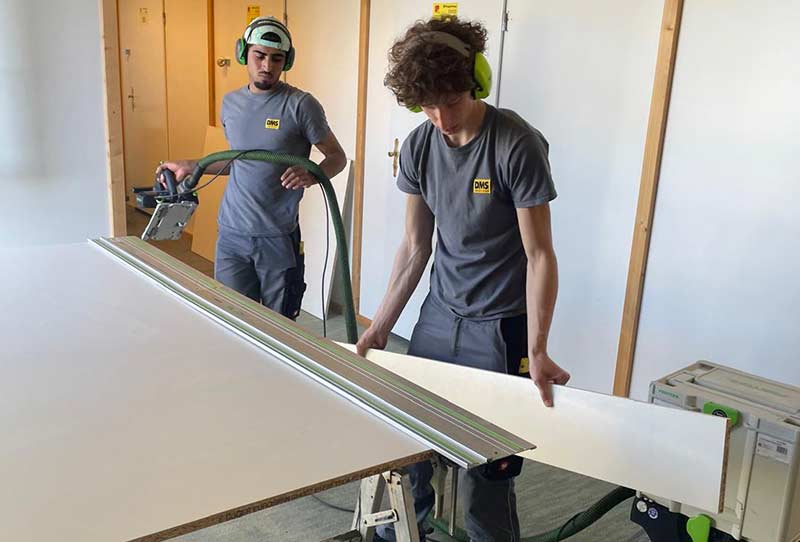 Mitarbeiter bauen Kabine