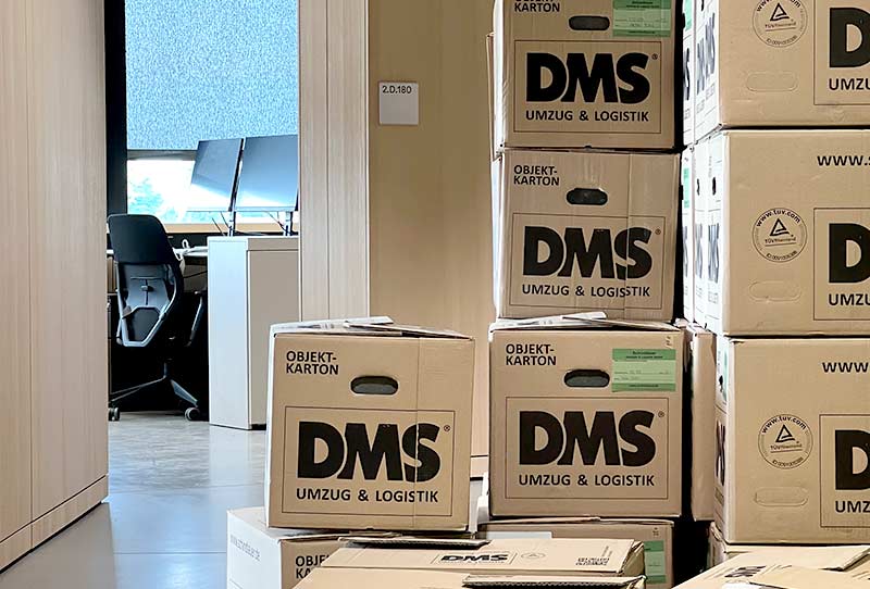 Gestapelte Umzugskartons bei Büroumzug