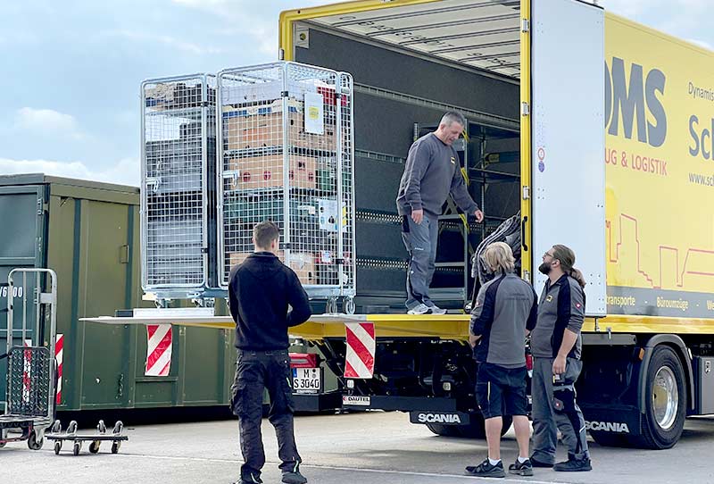 Gitter-Rollwagen auf LKW-Laderampe