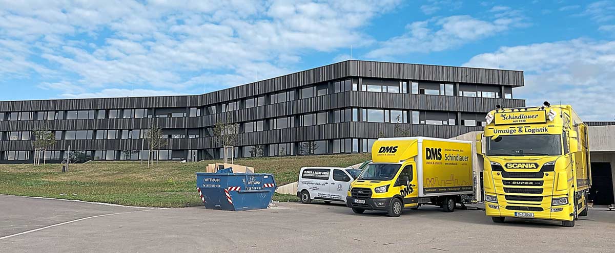 Möbeltransporter vor neuem Gebäude 