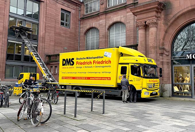 LKW vor "The Square"