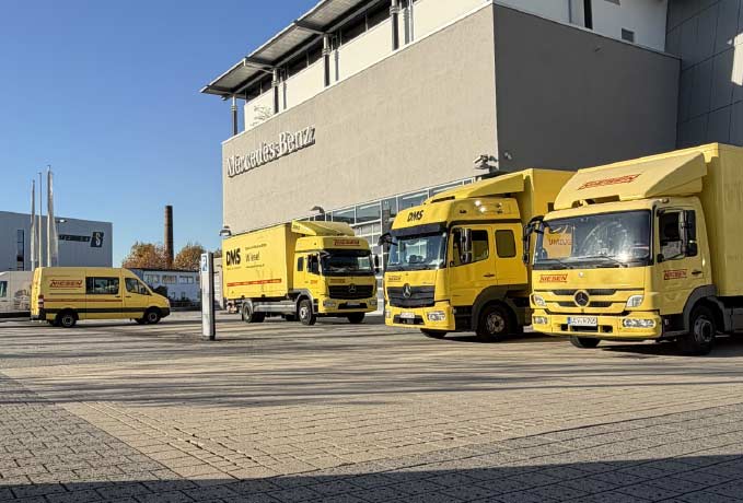 LKW-Flotte vor Mercedes-Benz-Autohaus