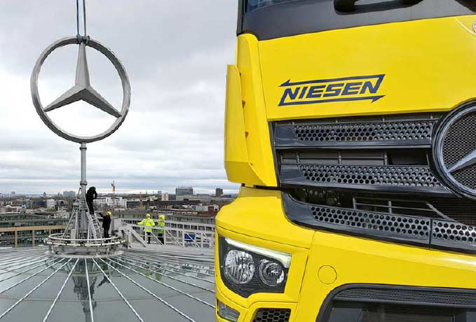 Demontage des Mercedes-Sterns 