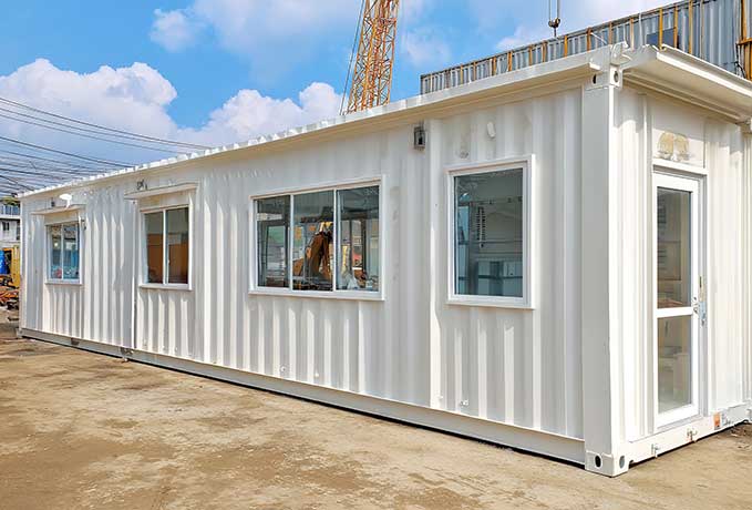 Bürocontainer mit Fenstern