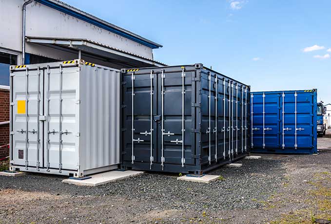 Drei Lagercontainer nebeneinander