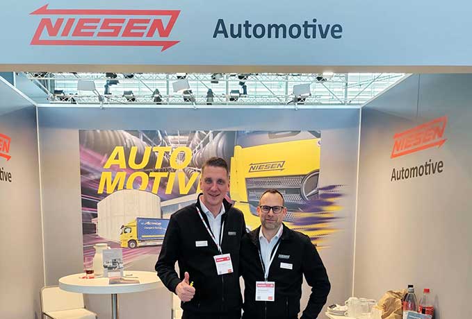 Mitarbeiter von DMS Niesen auf Messestand