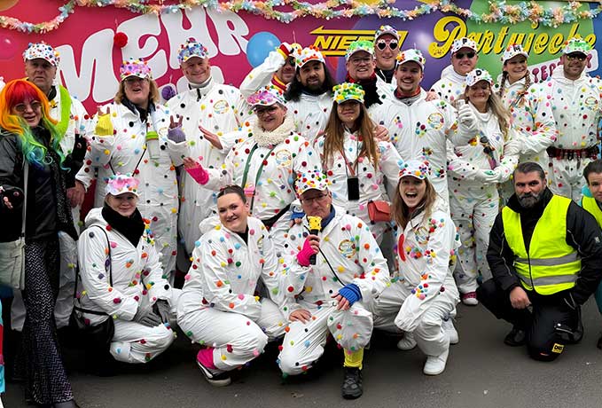 NIESEN Partyjecke – Gruppe Menschen