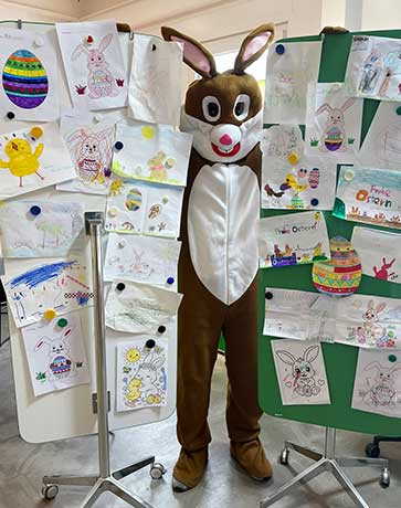Osterhase mit Kinderzeichnungen